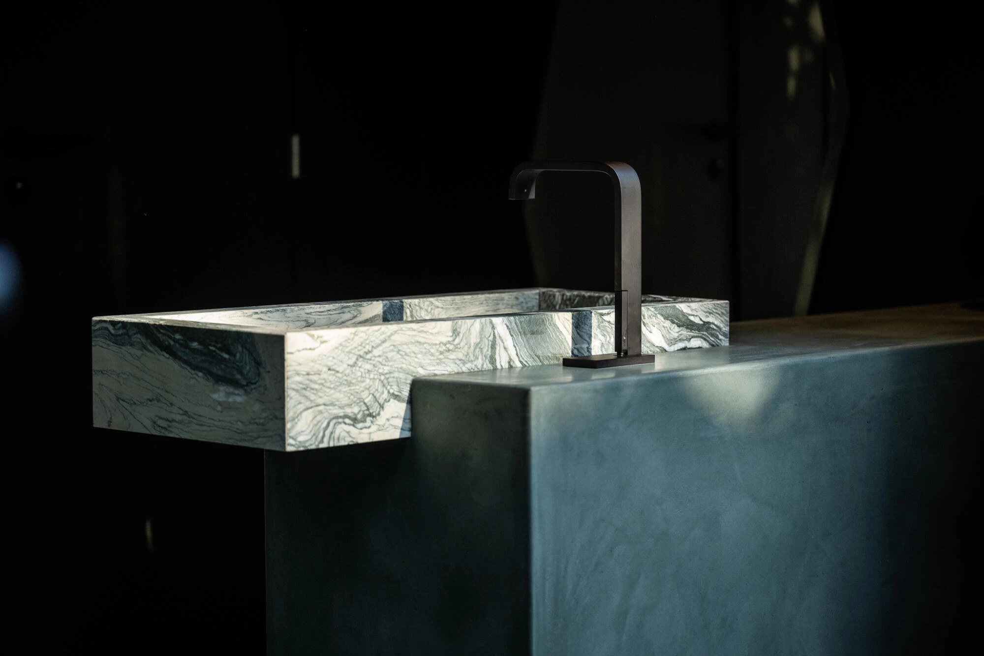 Design sink with green Thalostuc finish in restaurant Commotie