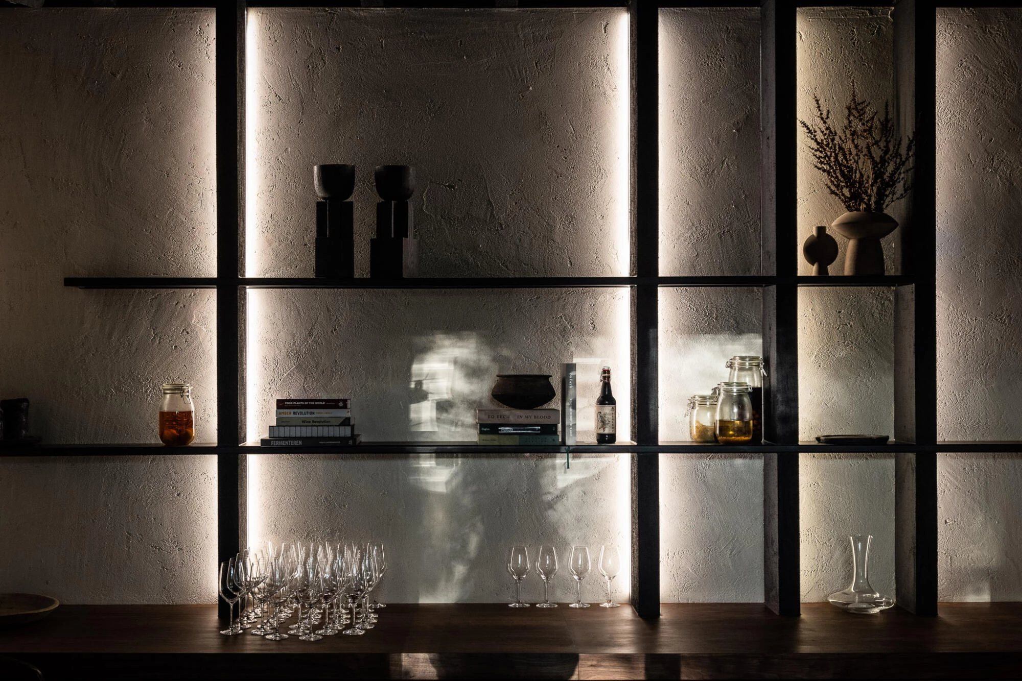 Bar with Thalostuc wall fnish in restaurant Commotie