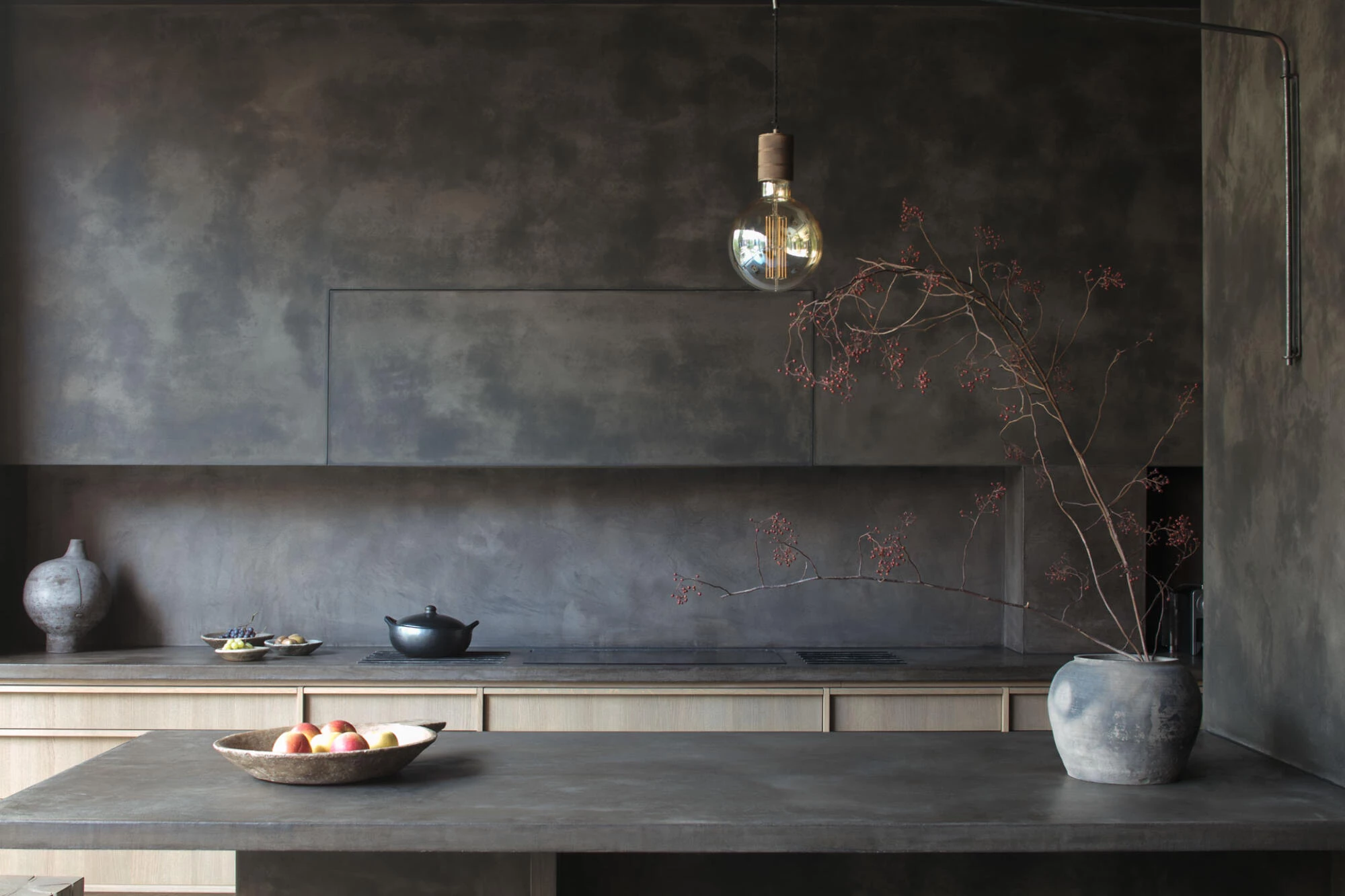 Keuken met zwarte Thalostuc op muur en meubels in interieur van K2A