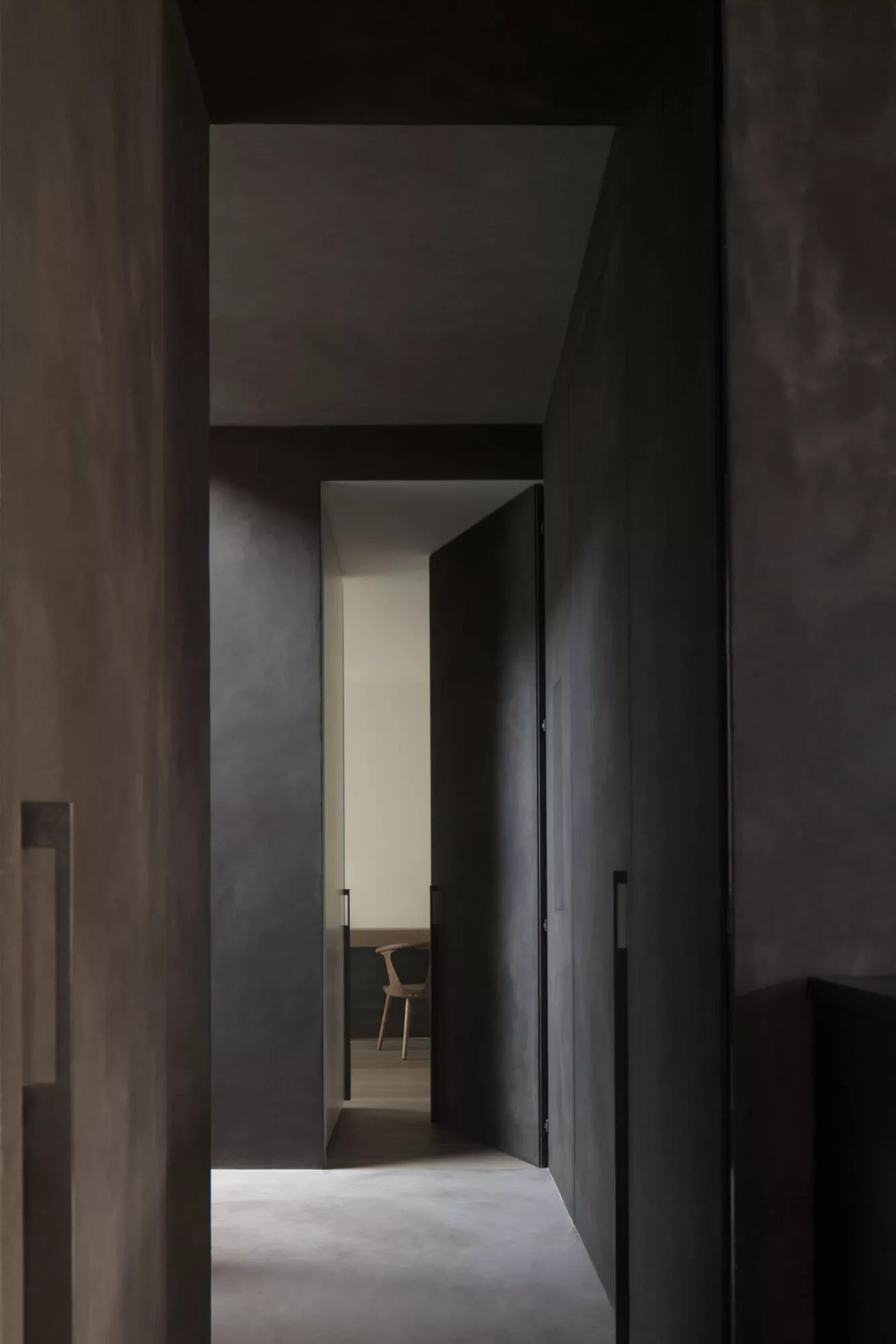 Couloir avec Thalostuc noir comme finition murale à l'intérieur de K2A