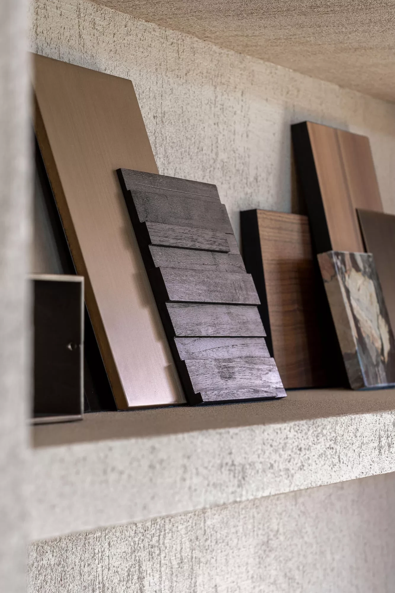 Samples in built-in cabinet with Thalostuc Xarraca finish in Monolith showroom