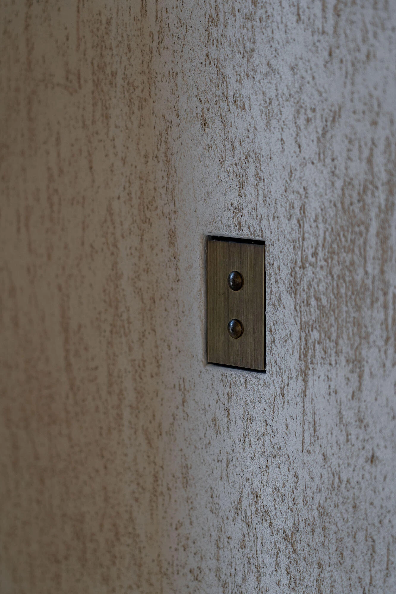Light switch on Thalostuc Xarraca wall in Monolith showroom