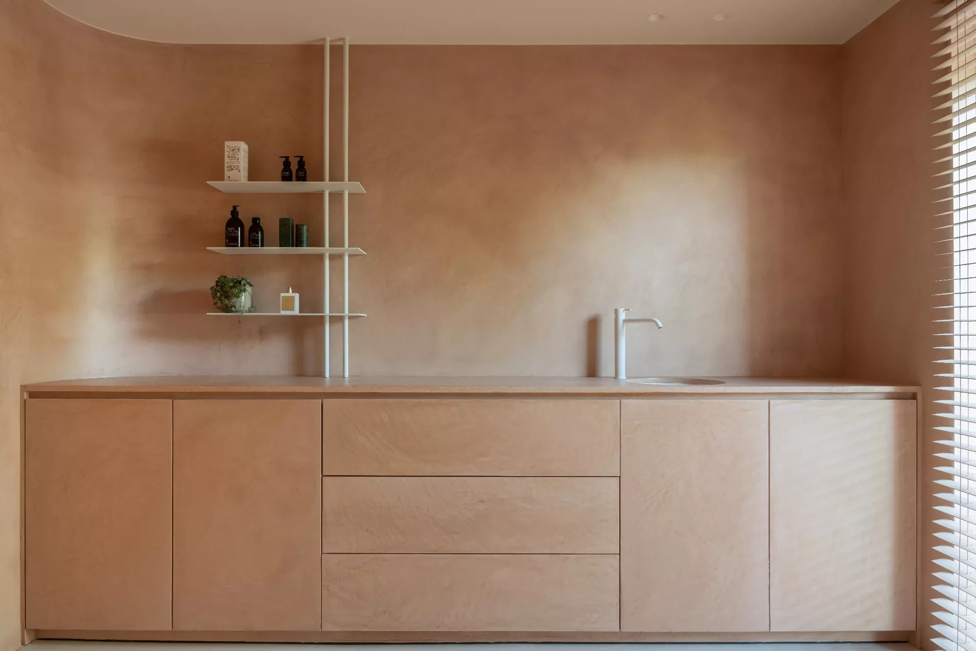 Wall and bespoke cupboard in Thalostuc with light terracotta colour at wellness centre O-Mineral