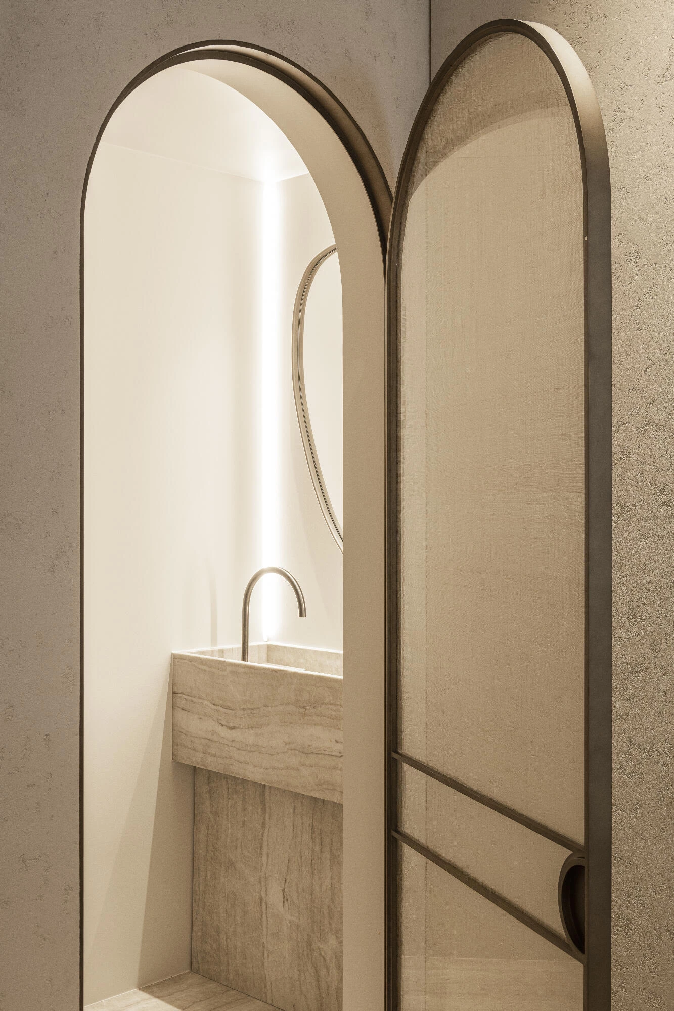 Doorway with washbasin and Thalostuc wall finishes in Obumex showroom in Paris